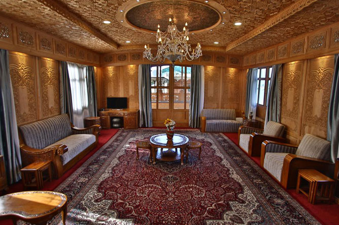 Kashmiri of Luxury Houseboat